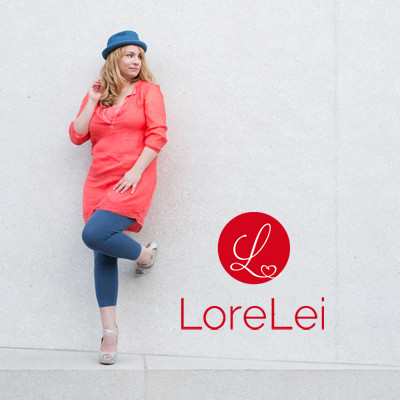 Sängerin und DJane LoreLei mit Hut und Logo an der LWL Münster